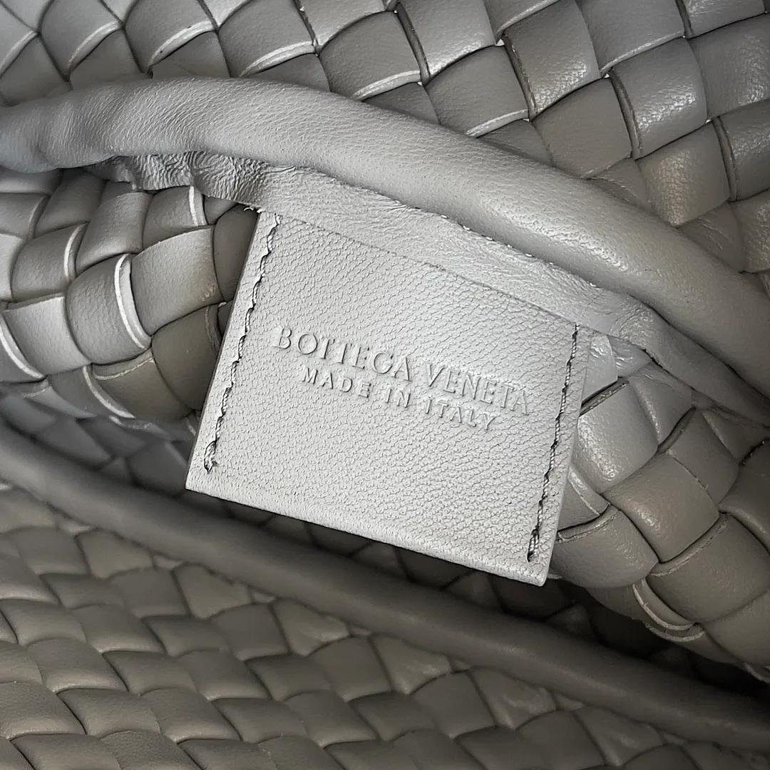 Batch 1760 BOTTEGA VENETA's new mini COBBLE bag. This season's mini Cobble series brings a new style of handbag. The body of the bag resembles the shape of a "Yuanbao", giving you good luck throughout autumn and winter! This Yuanbao bag is made of three pieces of quilted cotton and has an unlined body, showing its quiet power. The bag is carefully designed to create a three-dimensional look. The joints and edges are decorated with lambskin strips to create a sense of simplicity. The handbag is not lined, so you can directly appreciate the consistent lambskin on the outside and inside. It is beautiful both inside and outside. The top handle of this handbag is made of leather-wrapped rope and is quite sturdy. The detachable shoulder strap is secured by a leather buckle inside the bag. Can be carried by hand, carried on the shoulder or cross-body, very easy to match! Style number: 805739 Size: 23*11*8cm